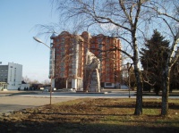 Новый дом и памятник Ленину
Новый дом и памятник Ленину